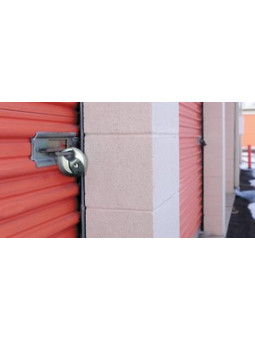 Cadenas diskus Master Lock M50EURD pour sécuriser les portails métalliques